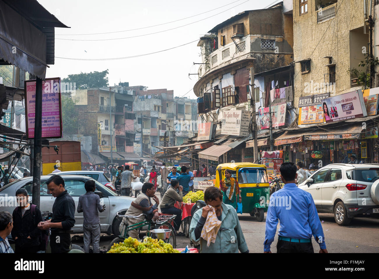 Belebte Straße in der Nähe von Main Bazaar in Paharganj District von New Delhi, Indien Stockfoto