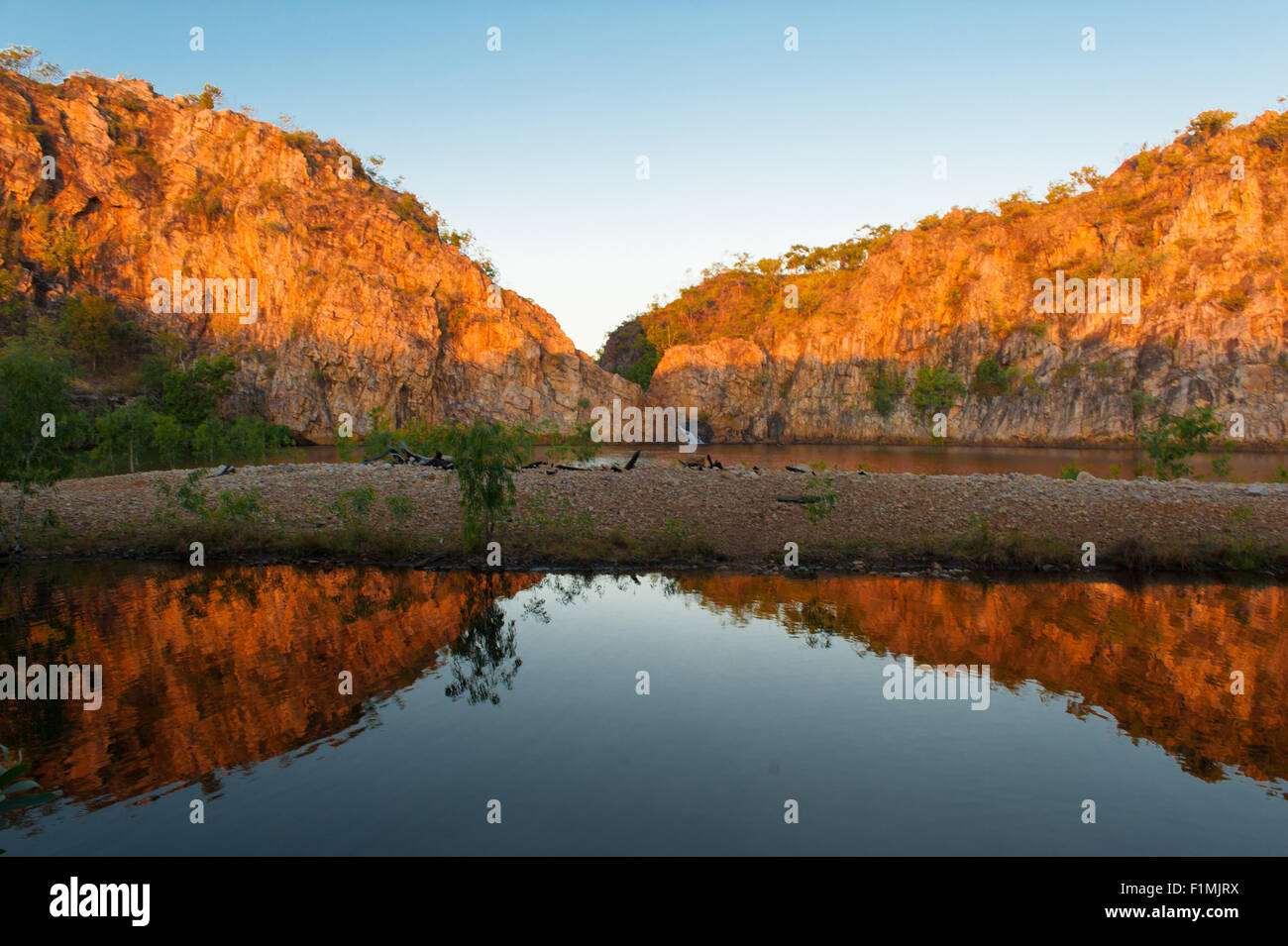 Abendlicht leuchtenden Felsen von den unteren Pool am Leliyn (Edith Falls), Nitmiluk Nationalpark, Northern Territory Stockfoto