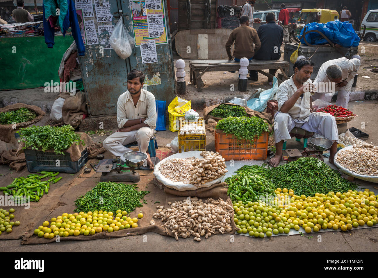Obst und Gemüse Verkäufer in der Nähe von Main Bazaar in Paharganj District von New Delhi, Indien Stockfoto