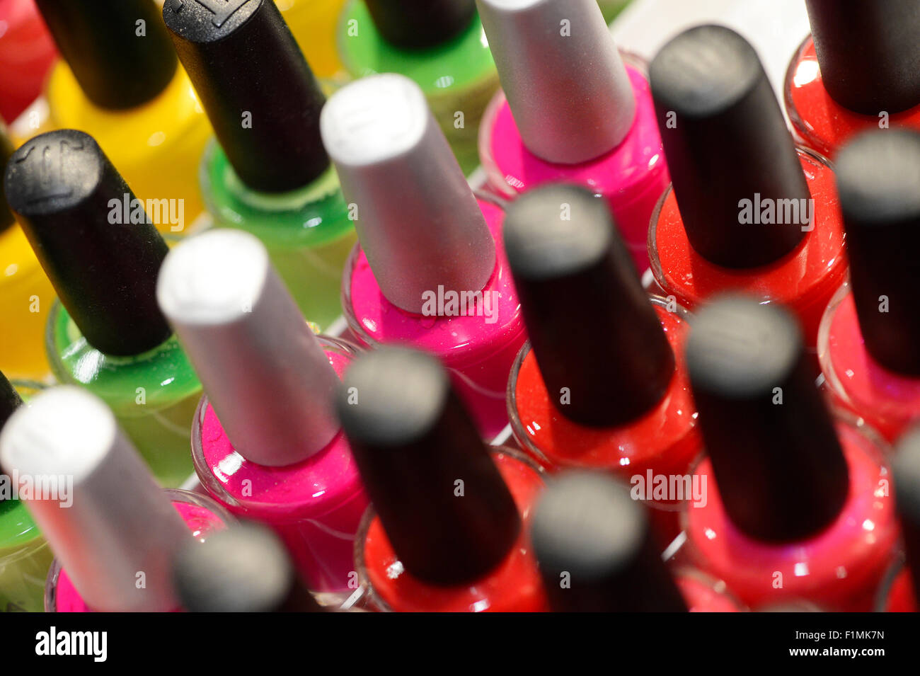 FARBIGE FLASCHEN NAGELLACK FARBE Stockfoto