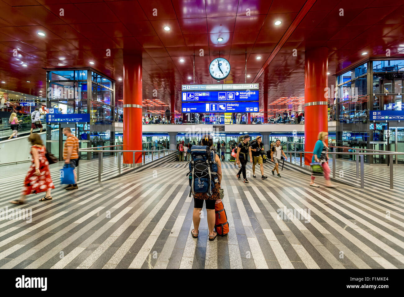 weibliche Touristen mit Rucksack am Bahnhof station beobachten Abflüge und Ankünfte Stockfoto