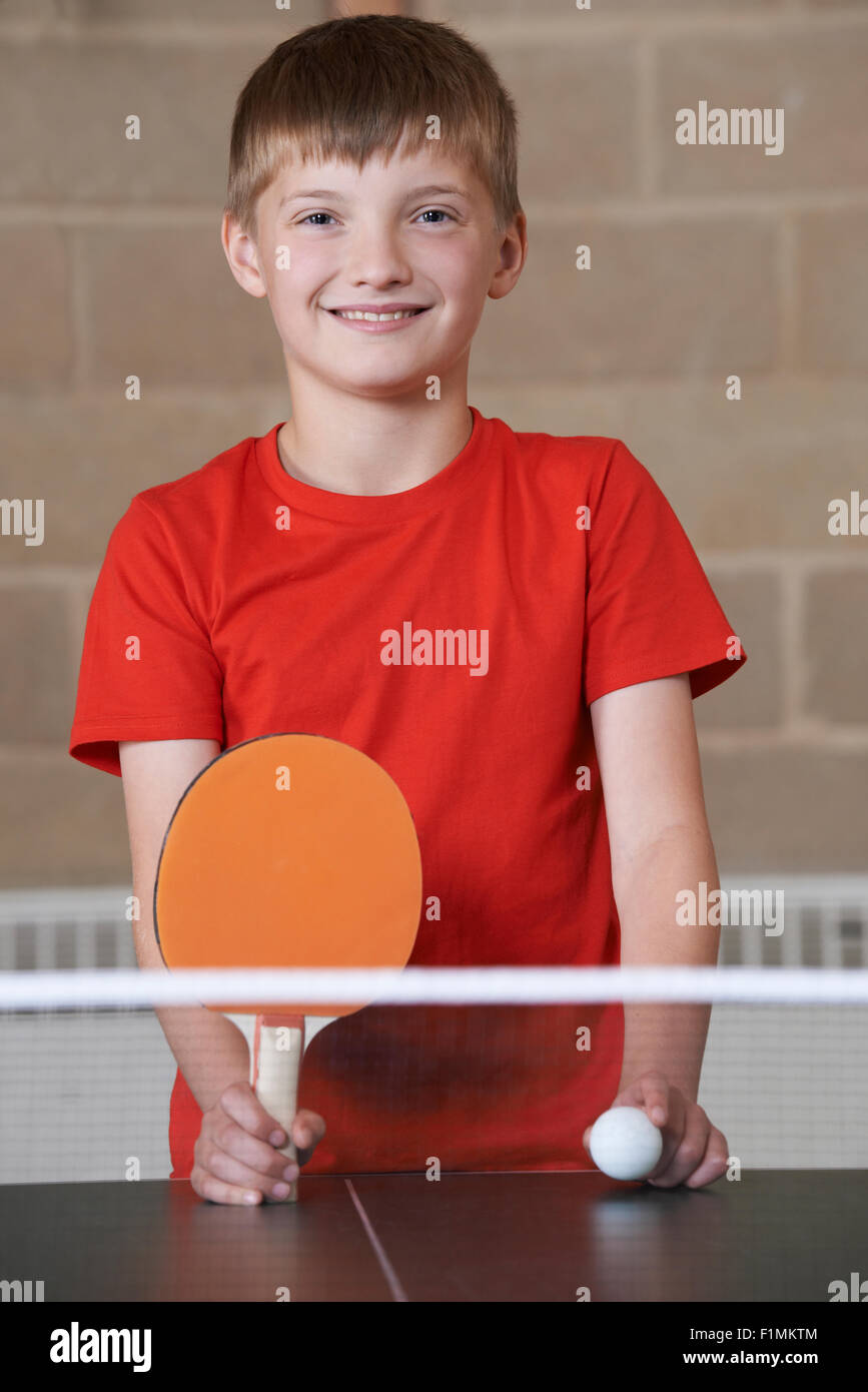Porträt eines jungen Tischtennis In der Turnhalle Stockfoto