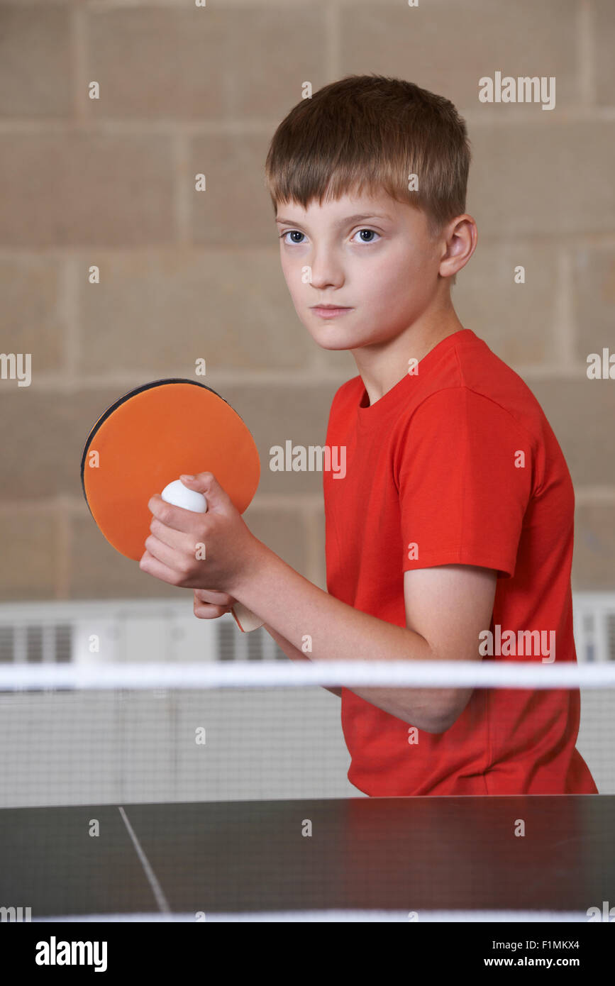 Junge In Turnhalle Tischtennis spielen Stockfoto