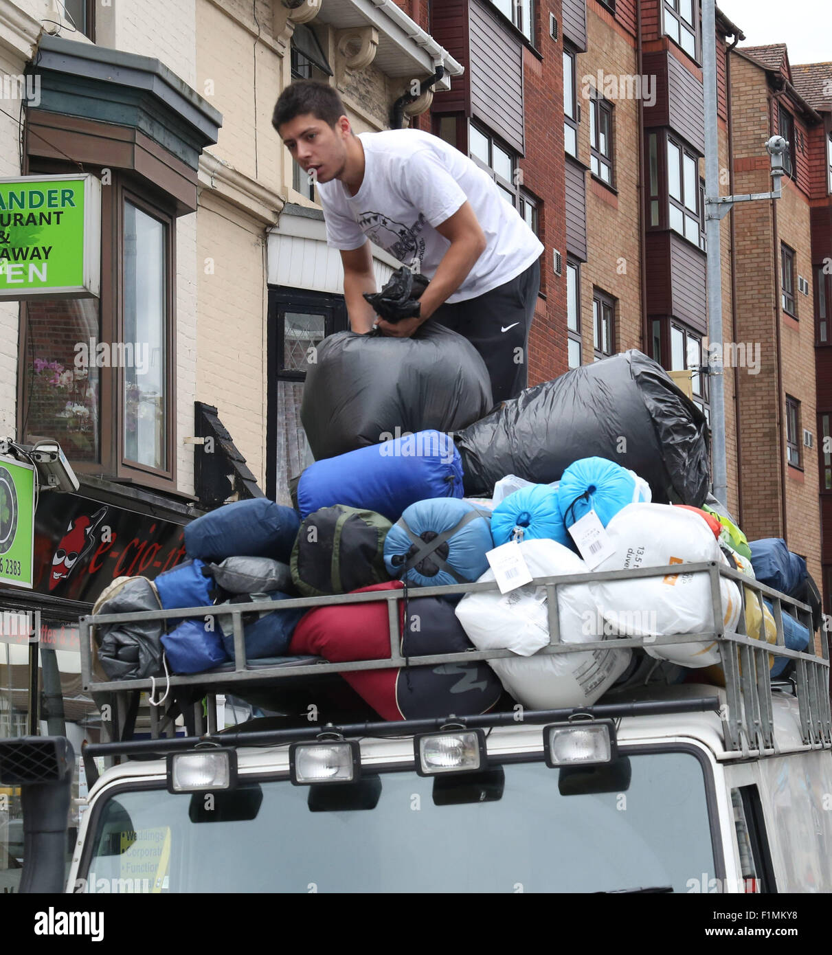 Southsea, Hampshire, UK. 4. September 2015. Wir kennen alle die erschreckende, eindringlichen Bildern, getragen von der anhaltenden Flüchtlingskrise. Jetzt gibt es eine Chance für uns alle in Portsmouth und Southsea, Hilfe und Erleichterung für diese Flucht Gefahr, Unterdrückung und Verfolgung beizutragen. Eine Gruppe von einheimischen – Yaz Atia, Joe Costello, Matt Sinden, Thee Andrew Morris – LKW gefüllt mit Lieferungen nach Calais zu Ihnen auf die Menschen, die es brauchen die meisten nehmen. Bildnachweis: Jason Kay/Alamy Live News Stockfoto