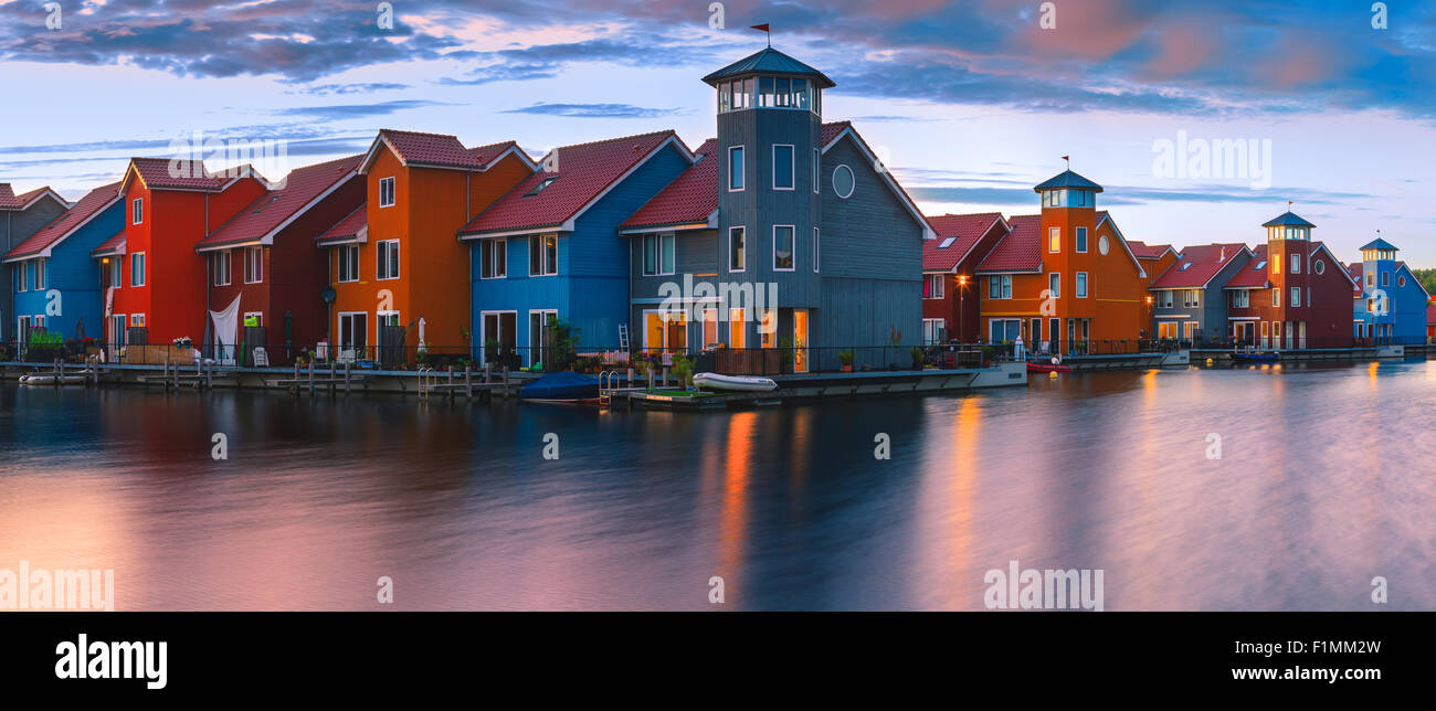 Bunte Häuser am Reitdiephaven, Groningen, Niederlande Stockfoto