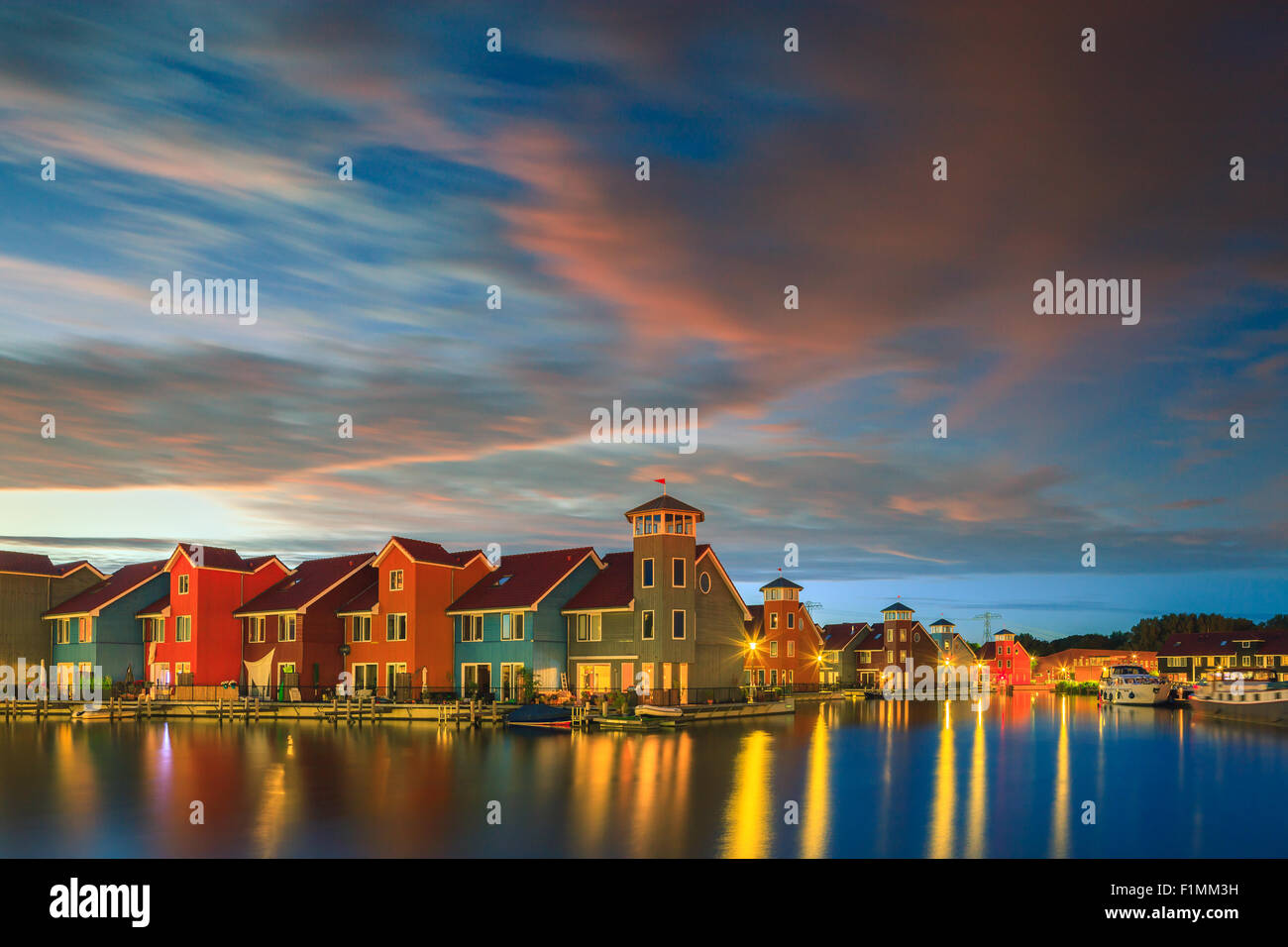 Bunte Häuser am Reitdiephaven, Groningen, Niederlande Stockfoto