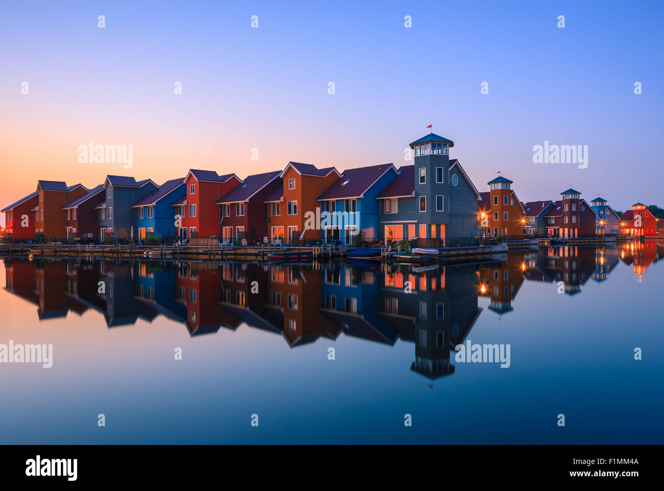 Bunte Häuser am Reitdiephaven, Groningen, Niederlande Stockfoto