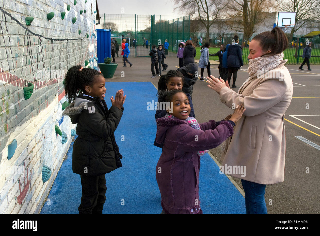 Grundschule Schüler spielen bei Spielplatz an Spielzeit, London, UK. Stockfoto