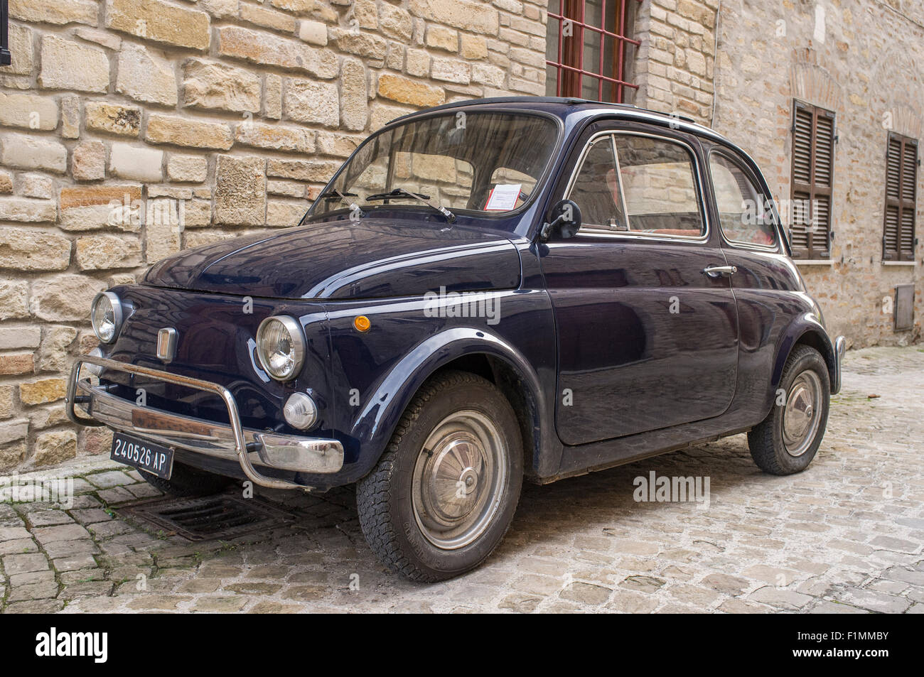 Original Style Fiat 500 in Italienisch Dorfstraße Stockfoto