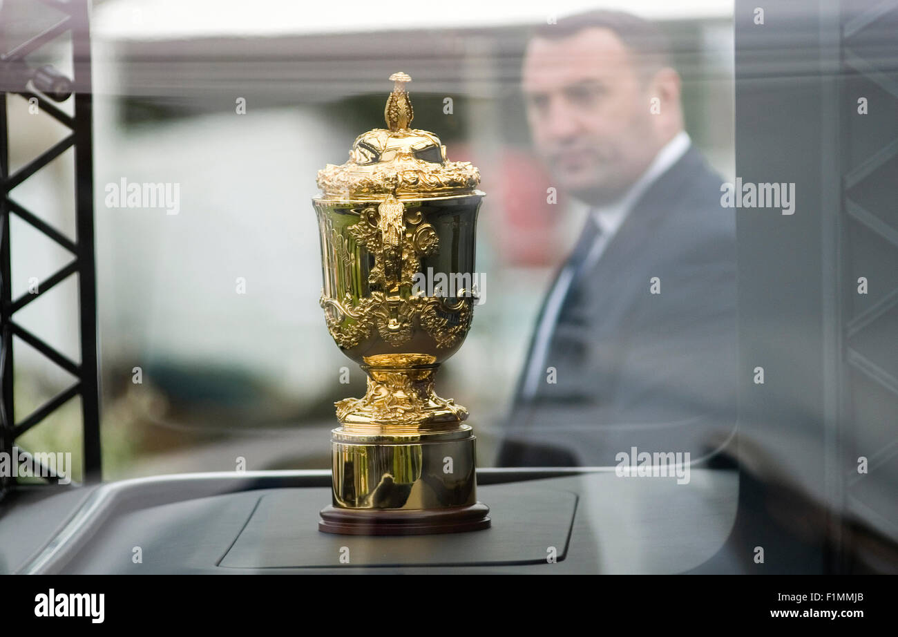 Stamford, UK. 04. Sep, 2015. ; Welt-Cup-Sieger (2003) Jason Robinson OBE und der Webb Ellis Cup, auf Display Teil der RWC 2015 Trophy Tour, Land Rover, ein weltweiter Partner und Sponsor von Burghley Horse Trials. Bildnachweis: Clifford Norton/Alamy Live-Nachrichten Stockfoto