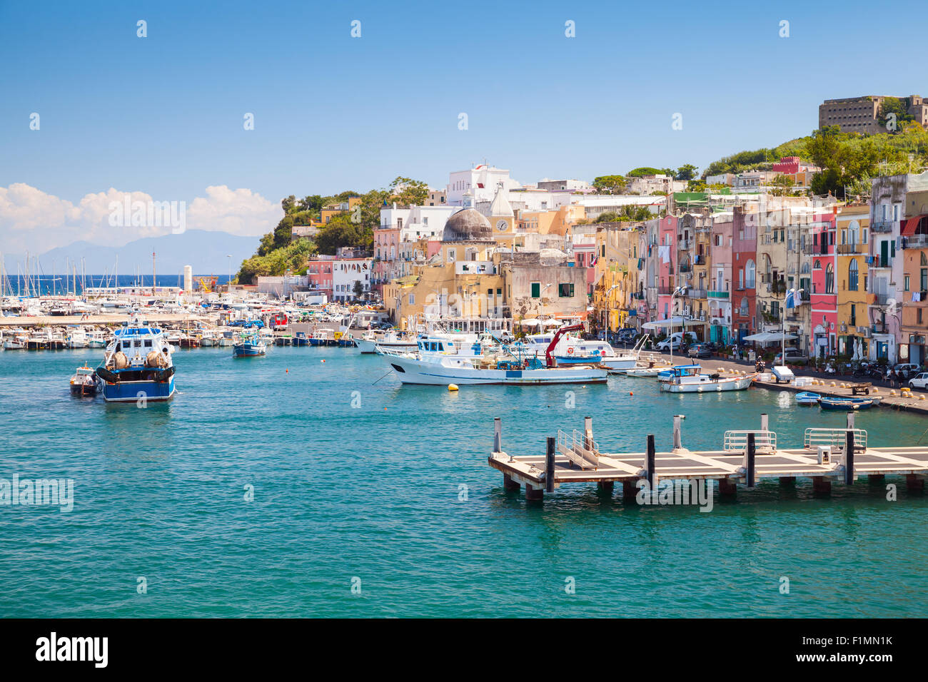 Kleine italienische Stadt Stadtbild mit bunten Häusern und Piers. Hafen von Procida Insel, Golf von Neapel, Italien Stockfoto