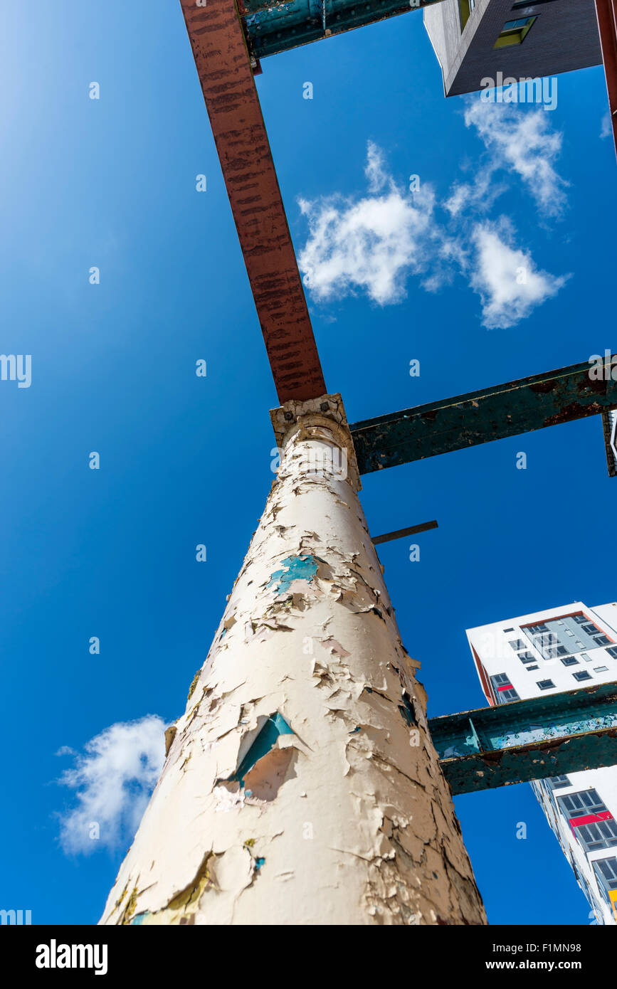 Alte schmiedeeiserne Struktur nebeneinander in einem modernen Hochhaus Wohnhaus Stockfoto
