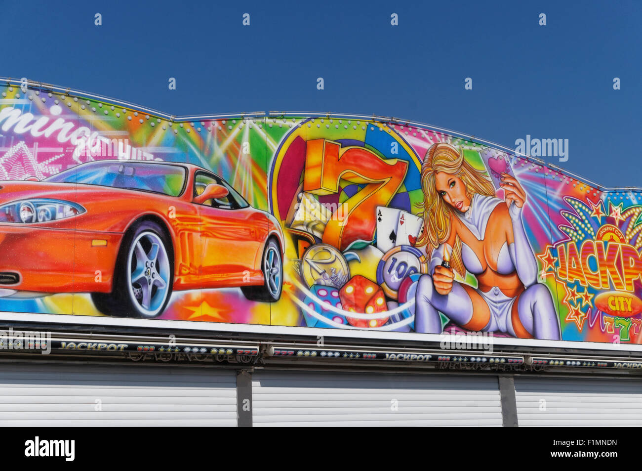 eine geschlossene Glücksspiel Stand auf der Kirmes Stockfoto