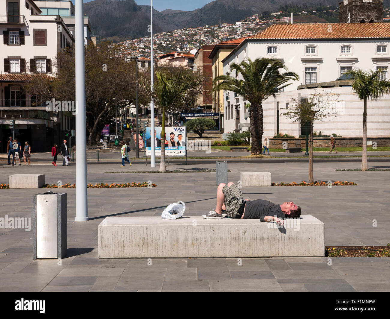 Man ruht auf Betonblock, Funchal, Madeira, Portugal Stockfoto