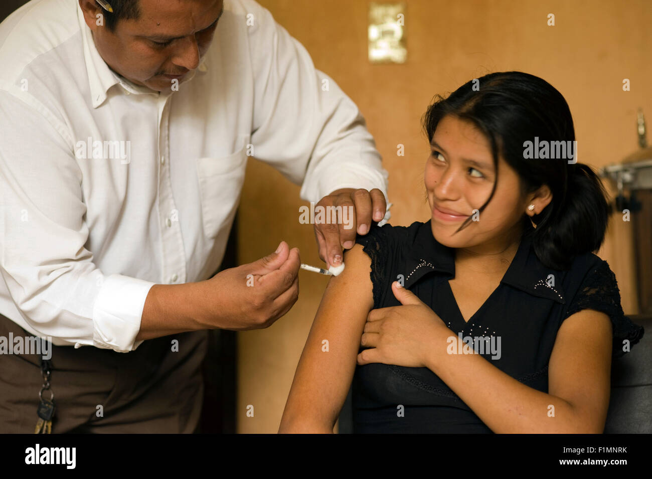 Guatemala, la Demokratia, Arzt (Lucas Carrillo Tzoy Con Olga Elizabeth Lopez 27 Jahre) Impfung junge Frau (Rosalina Perez-20 Jahre), (MR) Stockfoto