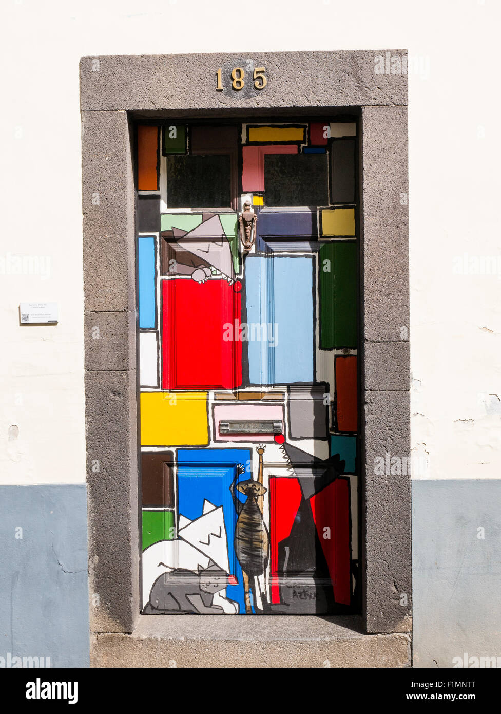 Der bemalten Türen der Altstadt von Funchal, Madeira, Portugal. Kunst der offenen Türen-Projekt in der Rua de Santa Maria von Funchal Stockfoto