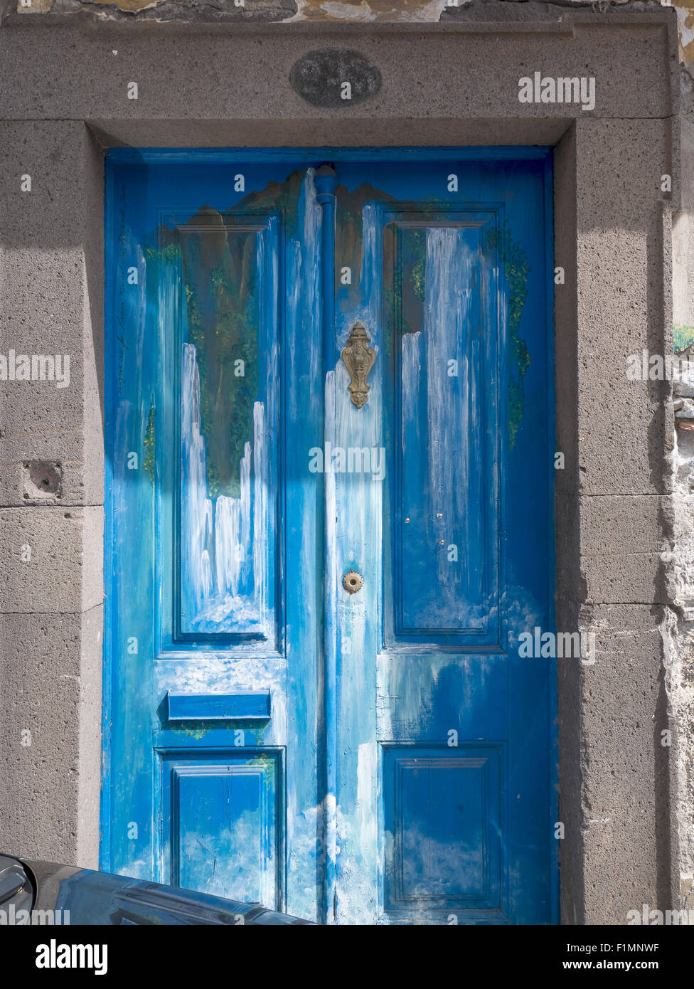 Der bemalten Türen der Altstadt von Funchal, Madeira, Portugal. Kunst der offenen Türen-Projekt in der Rua de Santa Maria von Funchal Stockfoto
