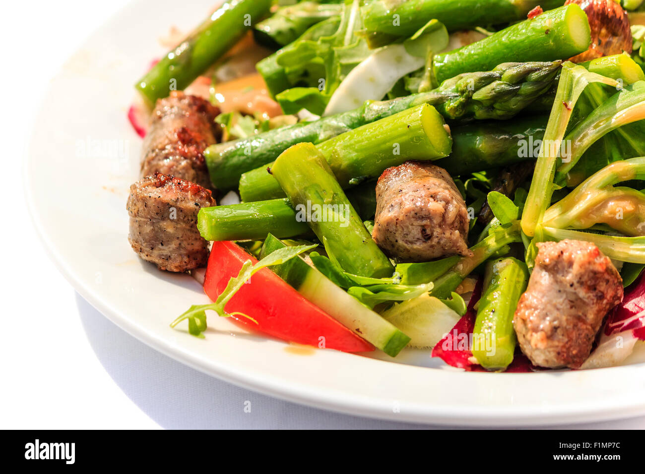 Grüner Salat mit Spargel und italienische Salsiccia Stockfoto