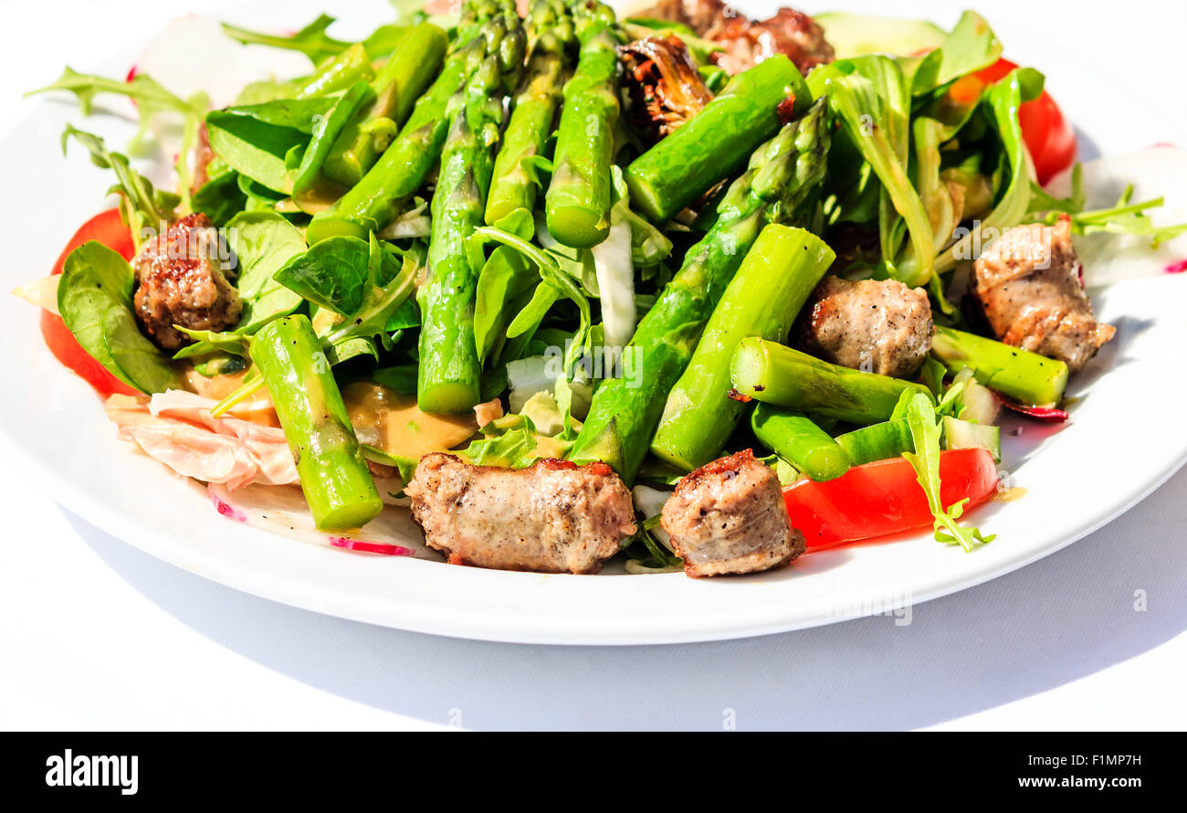 Grüner Salat mit Spargel und italienische Salsiccia Stockfoto