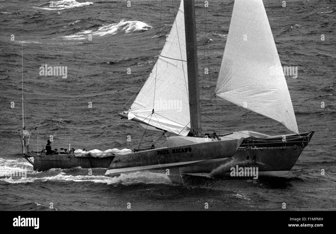 AJAX-NEWS-FOTOS - 1982 - ROUTE DU RHUM RACE - TRAGFLÄCHENBOOT TRIMARAN PAUL RICARD (ERIC TABARLY) AM START. FOTO: JONATHAN EASTLAND/AJAX REF: 821007 28 Stockfoto