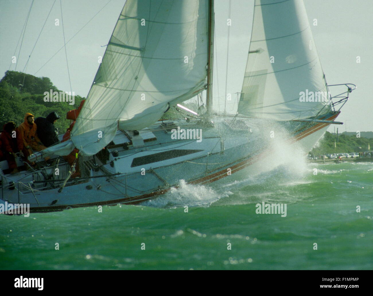 AJAX-NEWS FOTOS - 1985 - COWES, ENGLAND. -FASTNET RACE - EINER DER KLEINEREN EINTRÄGE IN DEN 605 MEILE OCEAN RACE SCHLACHTEN DURCH SCHWERER SEE AM START. FOTO: JONATHAN EASTLAND/AJAX REF: 22506 3 37 Stockfoto