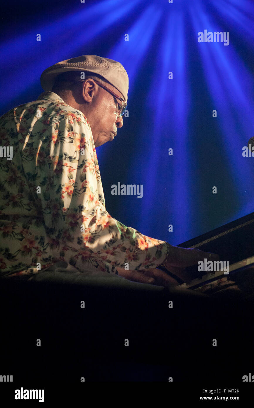 Kubanischen Pianisten Chucho Valdés und seine Band Irakere 40 treten live auf Dromos Festival, Sardinien. 7. August 2015. Stockfoto