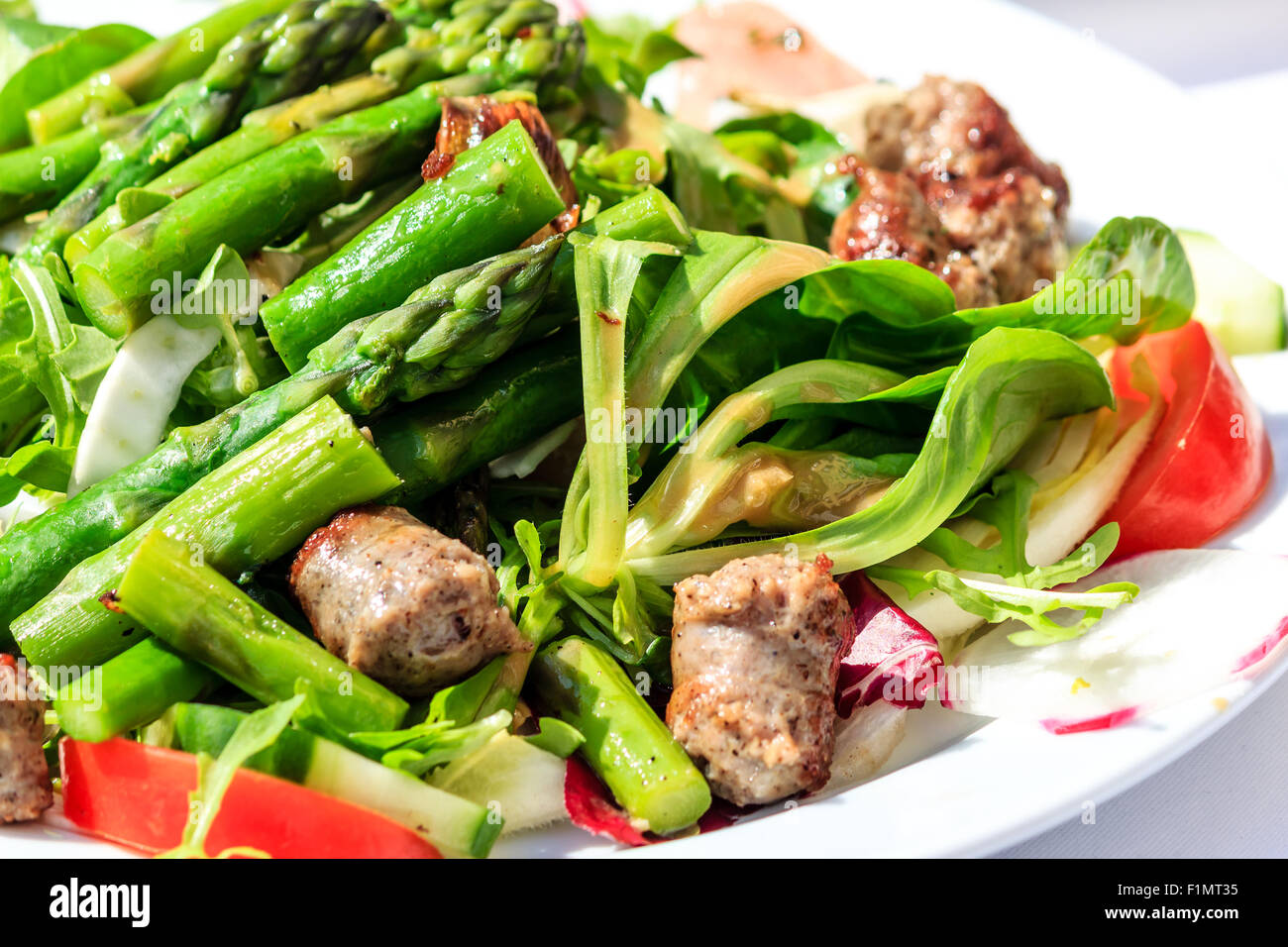 Grüner Salat mit Spargel und italienische Salsiccia Stockfoto