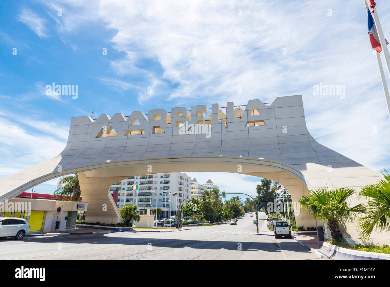 Ortseingangsschild Marbella, Spanien. Dieses kultige Ortseingangsschild empfängt die Besucher in Marbella, die berühmte Stadt der Costa Del Sol Stockfoto