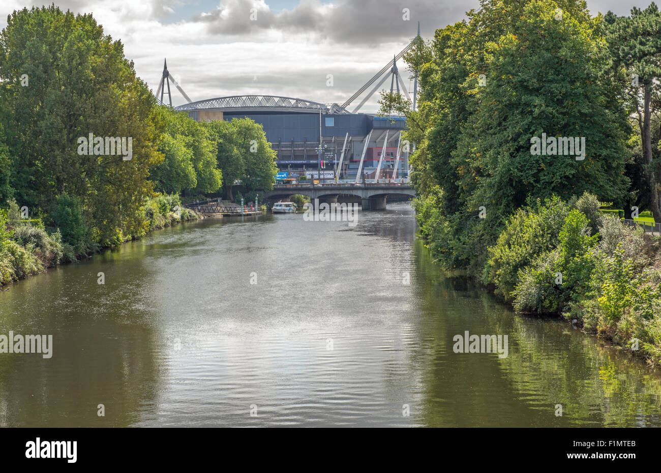 Der Fluss Taff in Cardiff zeigt das Millennium Stadium, South Wales, UK - JETZT bekannt als das Fürstentum Stadium. Stockfoto