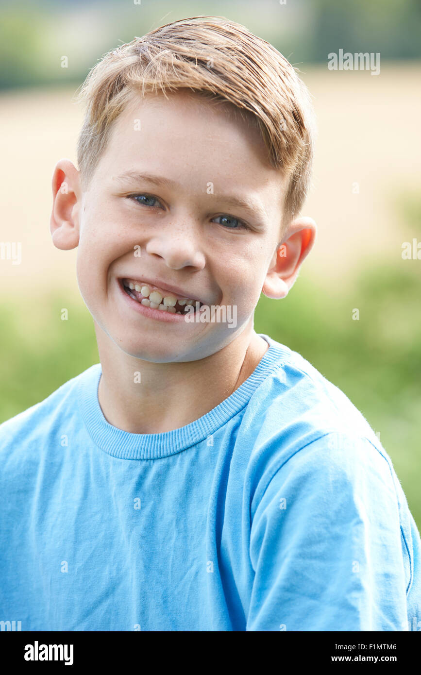 Outdoor-Kopf und Schulter Portrait Of Smiling Boy Stockfoto