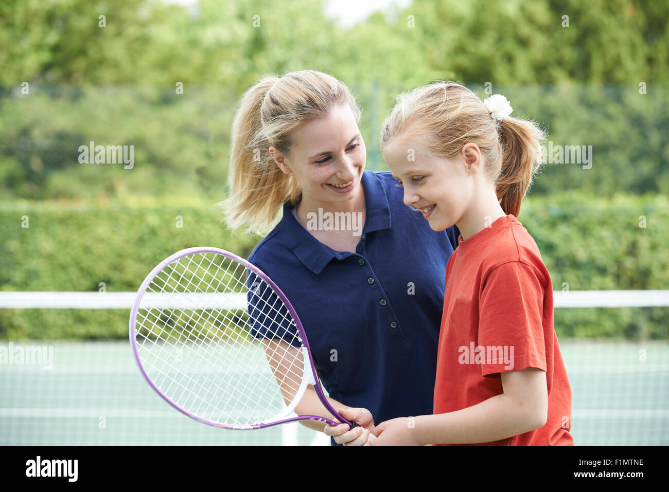 Weiblich-Tennis-Trainer Mädchen Lektion erteilen Stockfoto