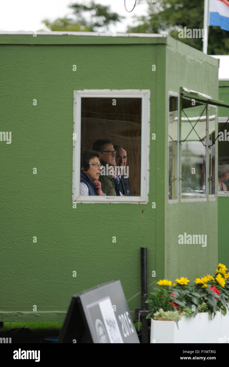 Stamford, Lincs, UK. 4. September 2015. Der Land Rover Burghley Horse Trials. Jonathan Agnew lernen die Intricaces der Dressur an Tag2 der 2015 Land Rover Burghley Horse Trials. Der Land Rover Burghley Horse Trials statt 3.-6. September. Bildnachweis: Jonathan Clarke/Alamy Live-Nachrichten Stockfoto