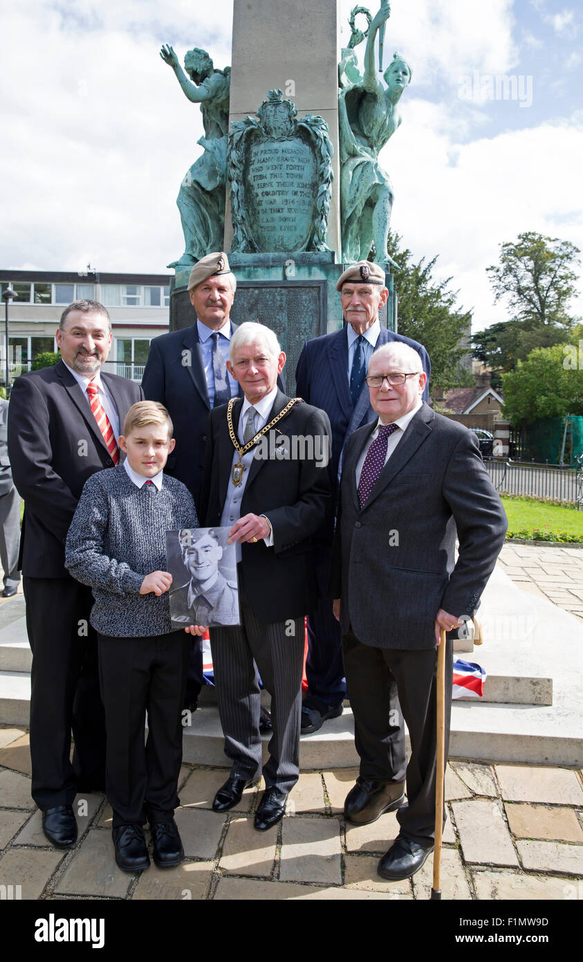 Bromley, UK, 4. September 2015, Stadtrat Alan Collins, stellvertretender Bürgermeister von Bromley besucht die Enthüllung einer Gedenktafel auf Bromley Town Centre Krieg Memorial von privaten William Kitchener Howells Nam Credit: Keith Larby/Alamy Live News Stockfoto