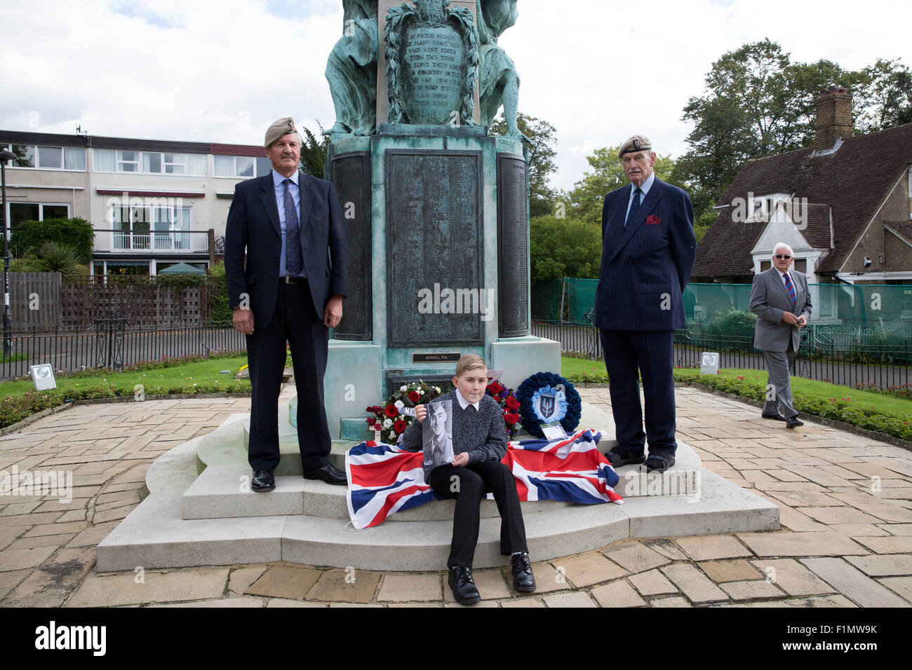 Bromley, UK, 4. September 2015, Geoff Neal, Ben Howell und John Henry bei der Enthüllung einer Gedenktafel auf Bromley Town Centre Krieg Memorial von privaten William Kitchener Howells Nam Credit: Keith Larby/Alamy Live News Stockfoto