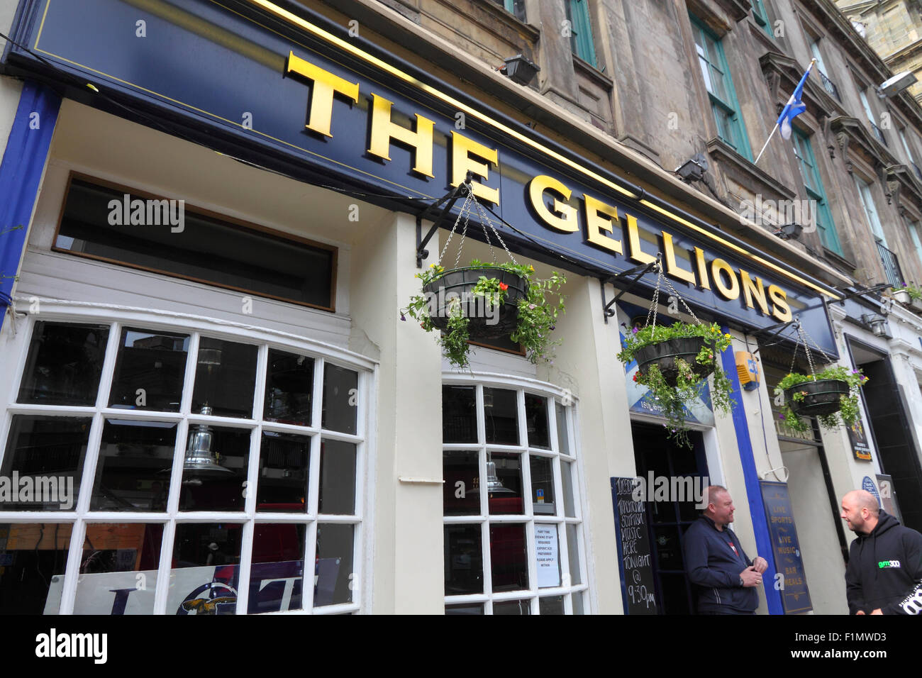 2 Männer außerhalb der Gellions, traditionellen schottischen Pub in Inverness, Schottland Stockfoto