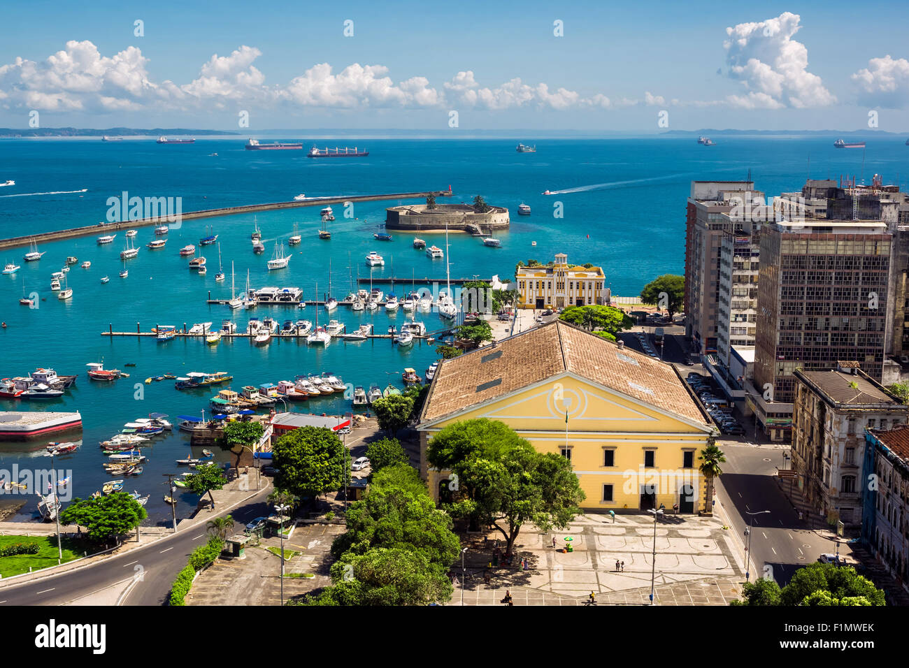 Blick auf die Baia de Todos os Santos (Bucht von Allerheiligen) in Salvador, Bahia, Brasilien. Stockfoto