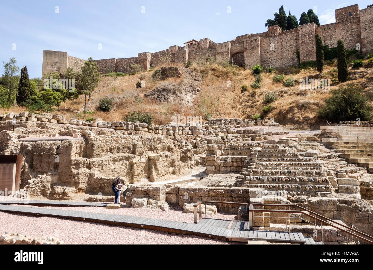 Malaga Spanien. Malaga Alcazaba. Antike römische Amphitheater mit Alcazaba im Hintergrund, Malaga, Andalusien, Spanien Stockfoto