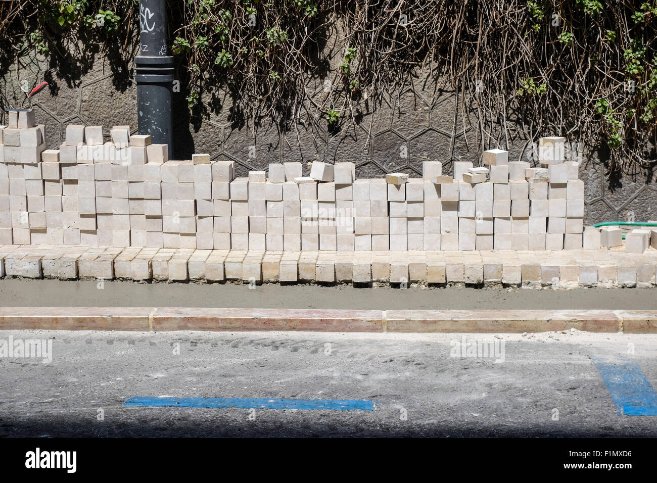 Kubische Ziegel gestapelt für Maurer, Bürgersteig, Malaga, Spanien zu beenden. Stockfoto