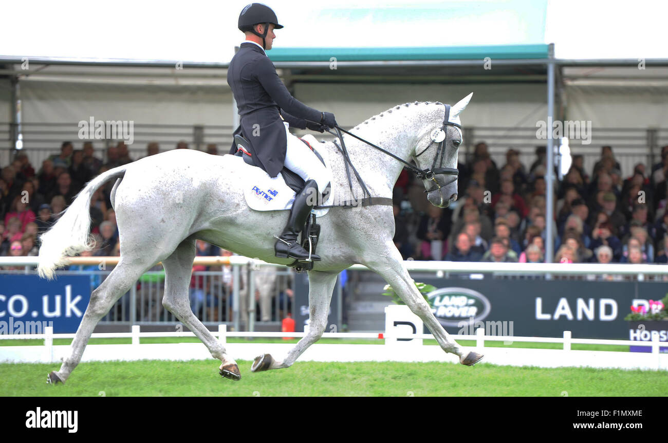 Stamford, UK. 4. September 2015. Land Rover Burghley Horse Trials 2015, Stamford England. Paul Tapner (AUS) RidingÊKilronan in der Dressur-Phase Credit: Julie Priestley/Alamy Live News Stockfoto