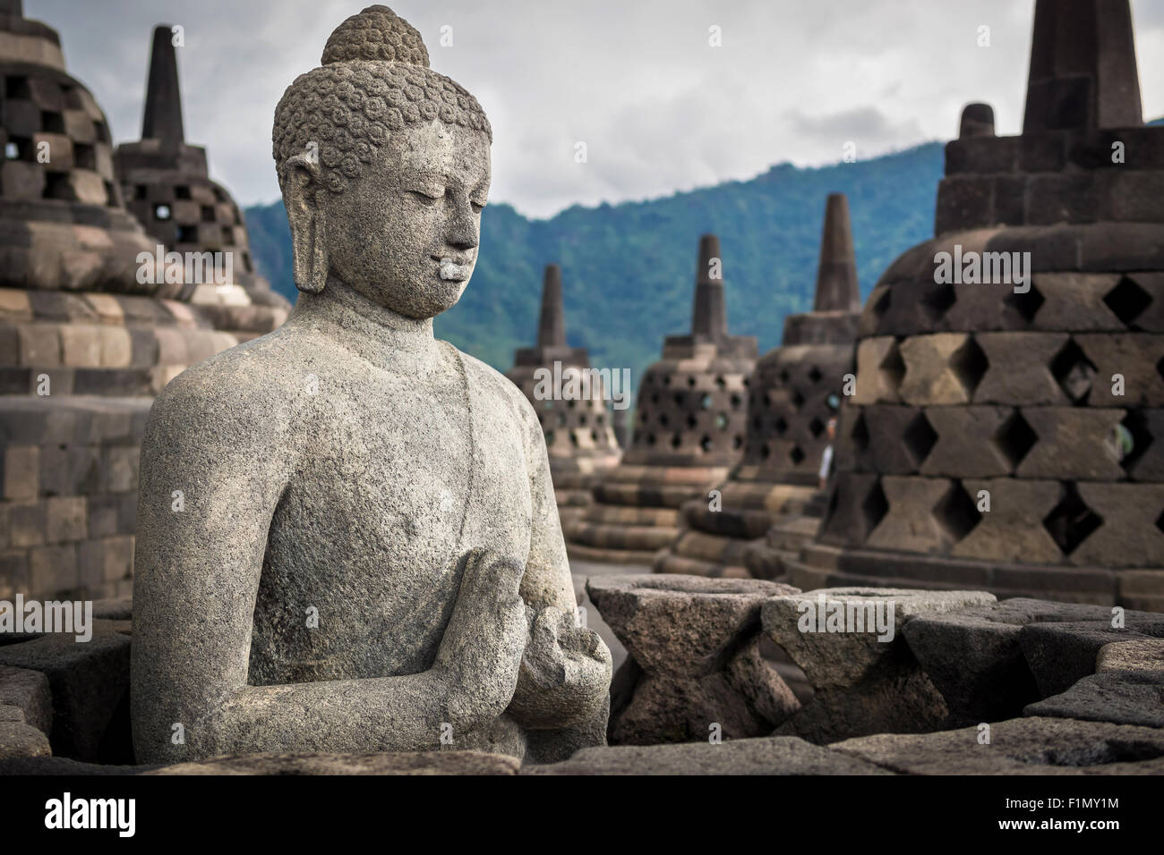 Antike Buddha-Statue in Borobudur-Tempel in Yogyakarta, Java, Indonesien. Stockfoto
