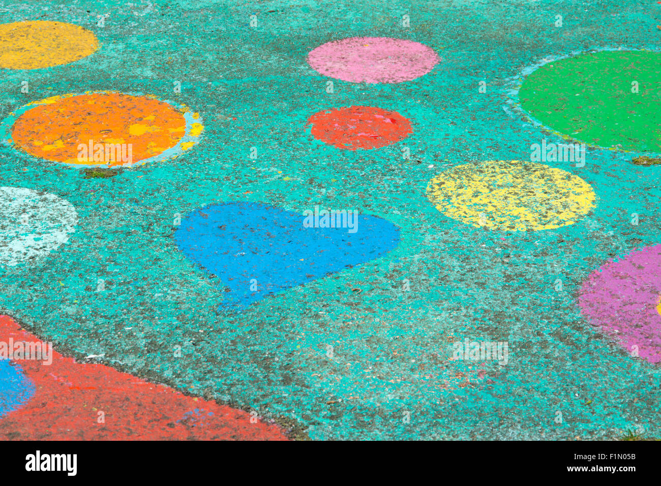 bunt bemalte Figuren auf Straße Stockfoto