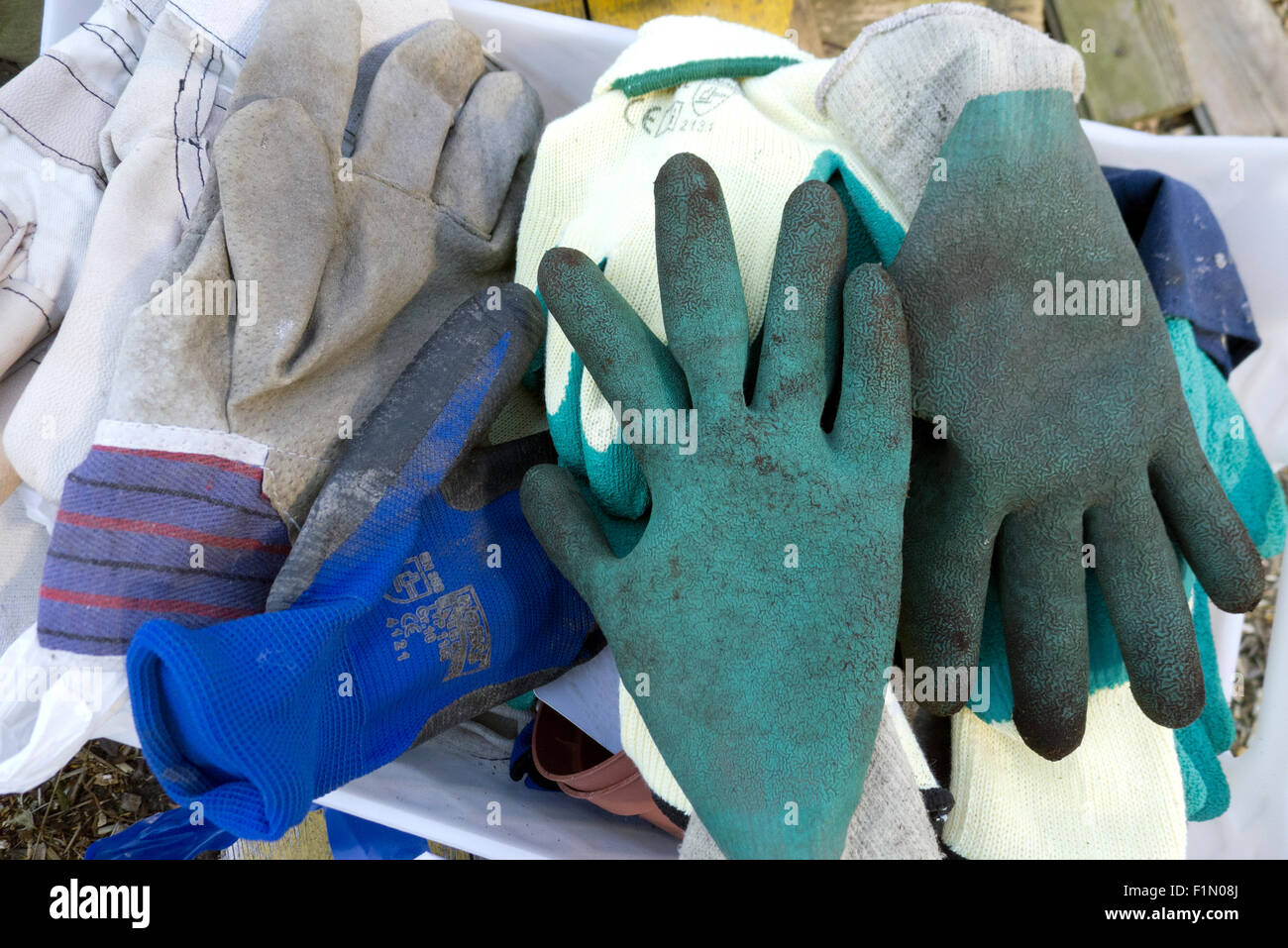 gebrauchte Garten Handschuhe schmutzig Stockfoto