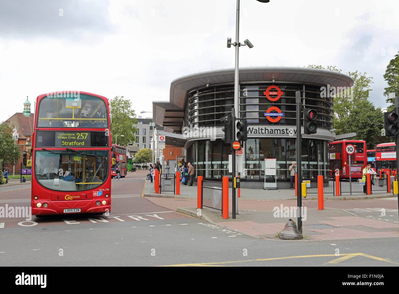 Verkehrsknotenpunkt im Walthamstow Central in Nord-London, UK. Busbahnhof, Victoria Line Schlauch und London Overground station Stockfoto