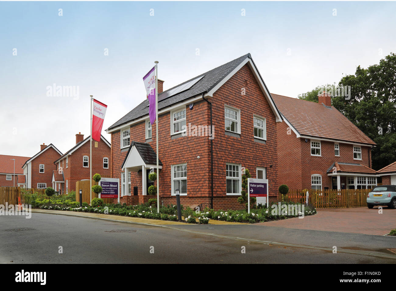 Musterhäuser auf eine neue Taylor Wimpey Wohnsiedlung in Kent, UK Stockfoto