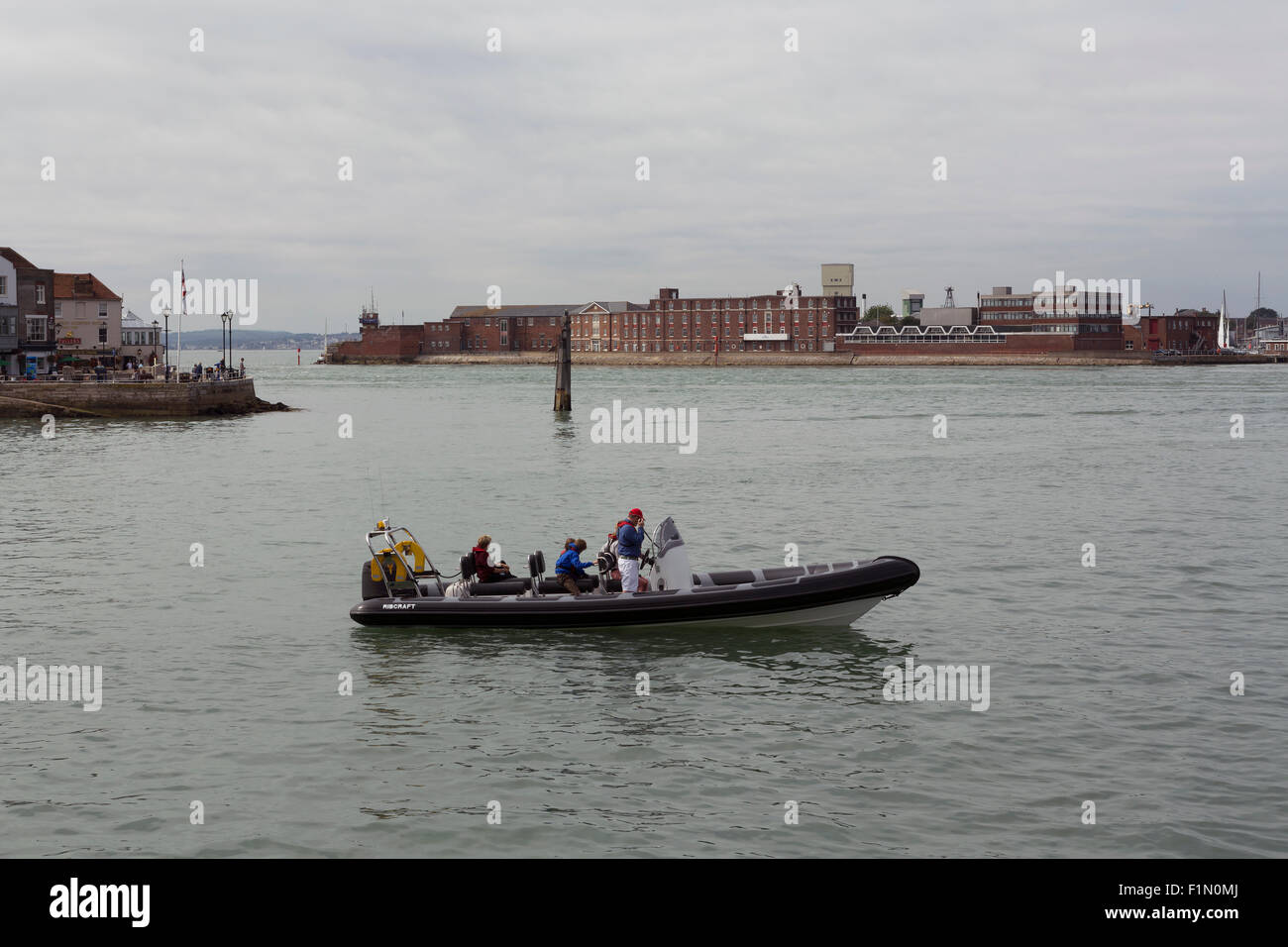 Kleine Boote kreuzen Portsmouth Harbour mit Passagieren Stockfoto