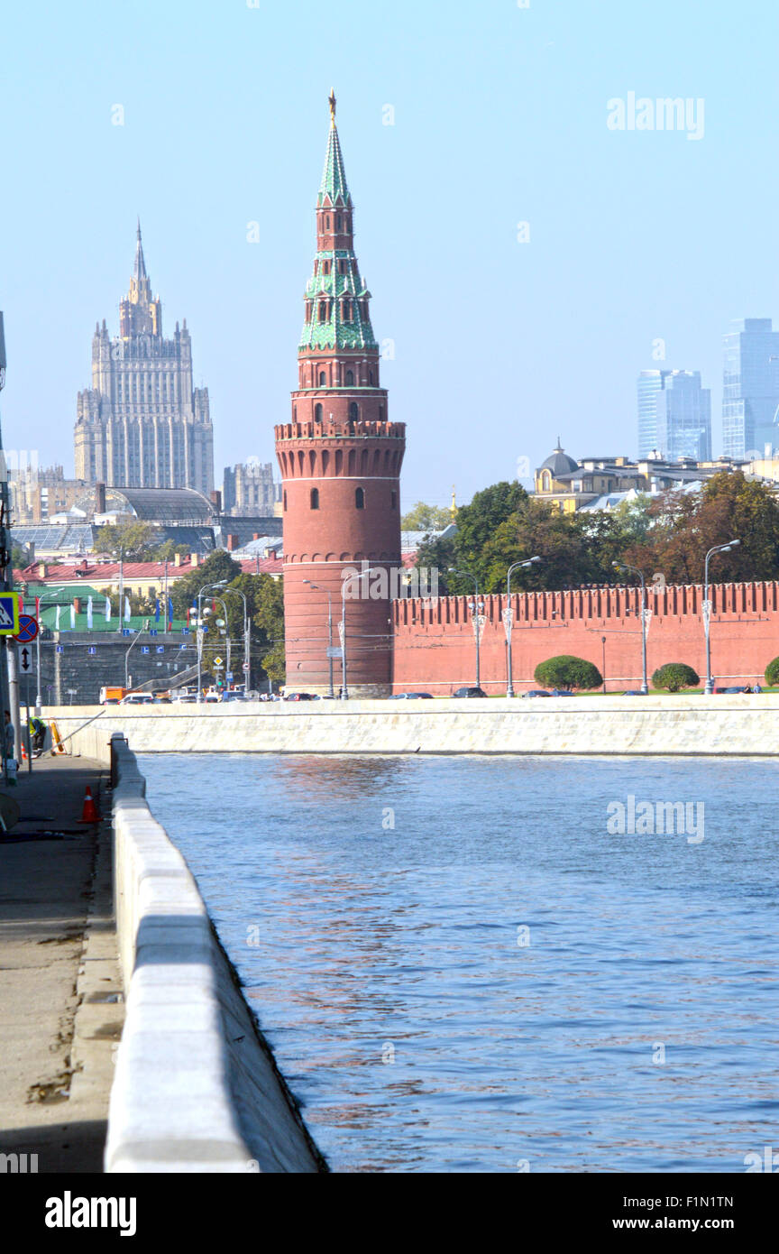 Der Moskauer Kreml Moskau Fluss der Kreml Mauer Raushskaya Damm Stockfoto