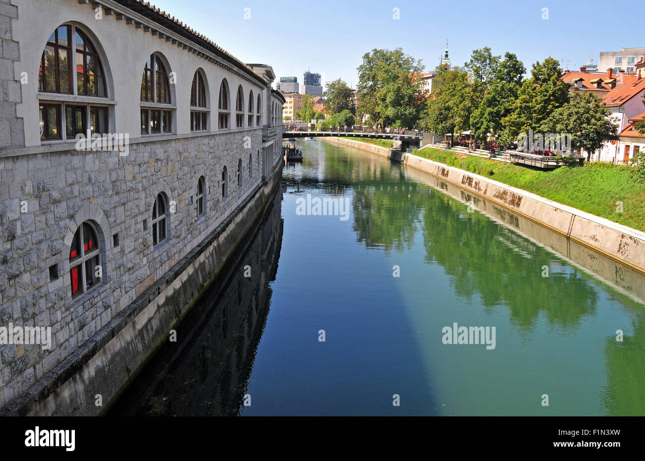 Fluss Ljubljanica und Metzgerei Bridge im Hintergrund an einem sonnigen Tag, Ljubljana, Slowenien Stockfoto