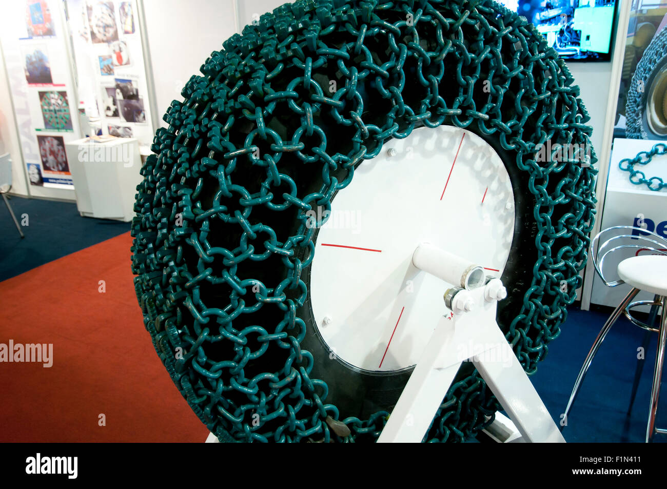 Heavy-Duty-verkettete LKW-Reifen Stockfoto