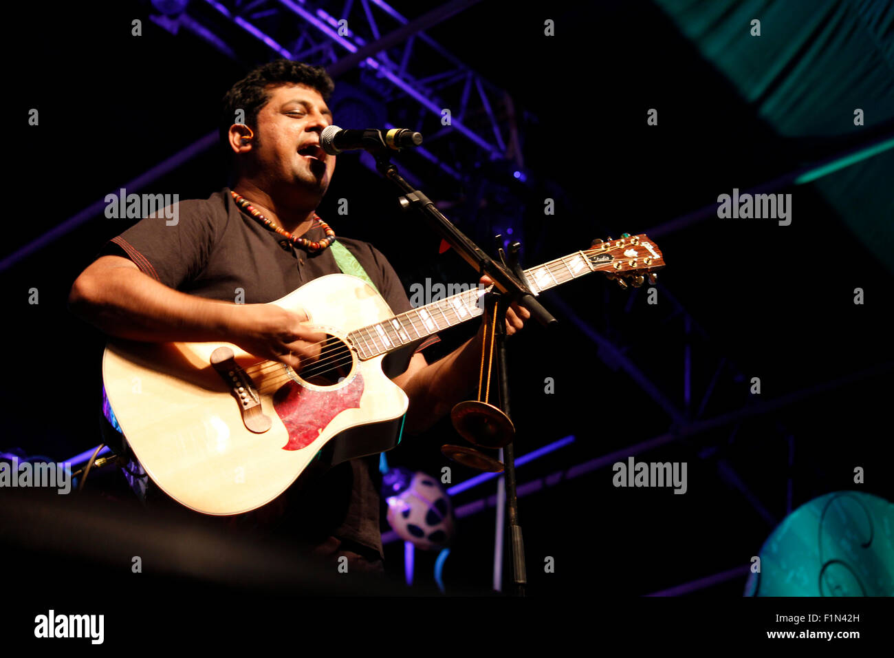 Sängerin Raghu Dixit, die live auf dem Sturm Festival 2014, Bangalore, Indien Stockfoto