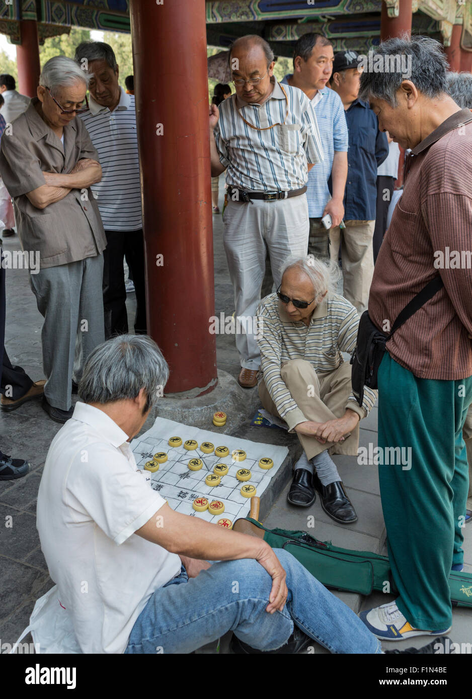 Ältere Männer beobachten andere Halma zu spielen, in einem Park in der Nähe der Himmelstempel, Beijing Stockfoto